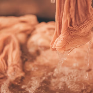 696